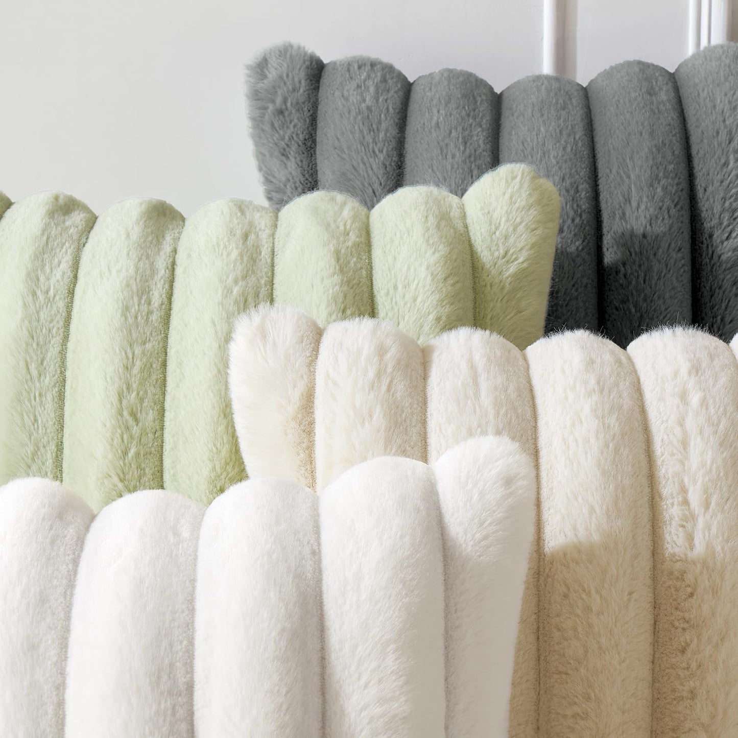 MIULEE 2er Set Plüsch Kissenbezüge Kunstpelz Dekorative Kissenhüllen Modern Sofakissen Boho Couchkissen für Wohnzimmer Sofa Schlafzimmer 40x40 Weiß